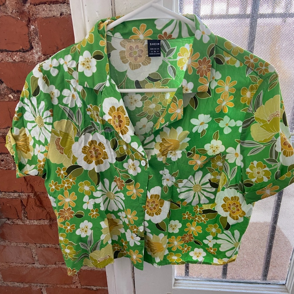 Floral pocket cropped blouse
